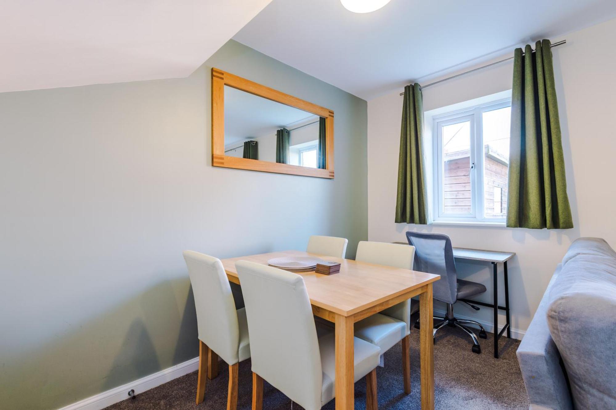 Modern Semi Detached In A Quiet Location, Driveway Parking Villa Ewloe Kültér fotó